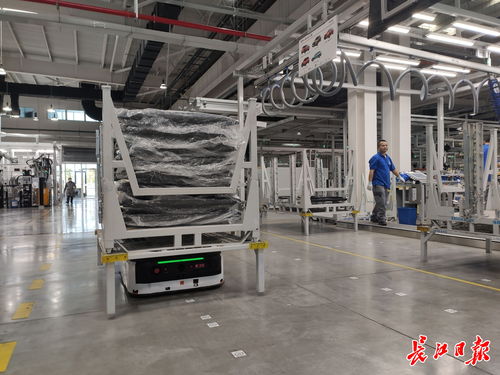 伟巴斯特武汉工厂 16台 小搬运 机器人忙碌穿梭,效率较人工提升2倍